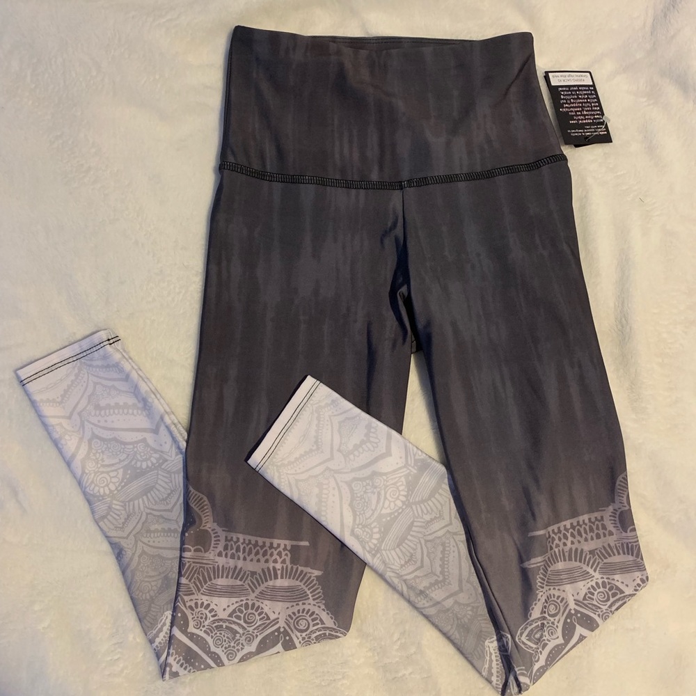 ONZIE XS NWT gorgeous leggings!